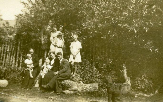 KKE 2185.jpg - Fot. Grupowa. Rodzina w ogrodzie, lata 20-te XX wieku. (b.d.)